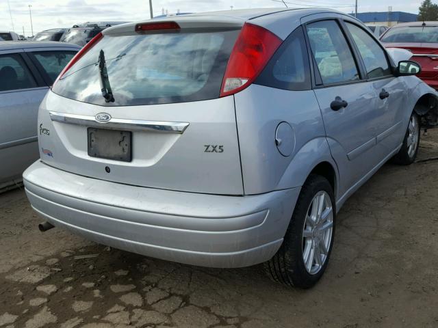 3FAHP37302R177740 - 2002 FORD FOCUS ZX5 SILVER photo 4