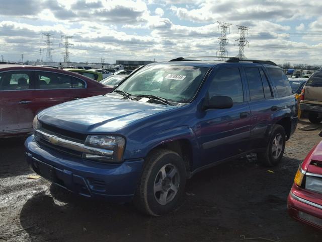 1GNDT13S552180851 - 2005 CHEVROLET TRAILBLAZE BLUE photo 2