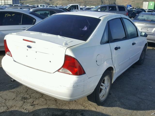 1FAFP34Z54W156477 - 2004 FORD FOCUS SE C WHITE photo 4