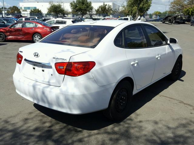 KMHDU4AD0AU838095 - 2010 HYUNDAI ELANTRA BL WHITE photo 4