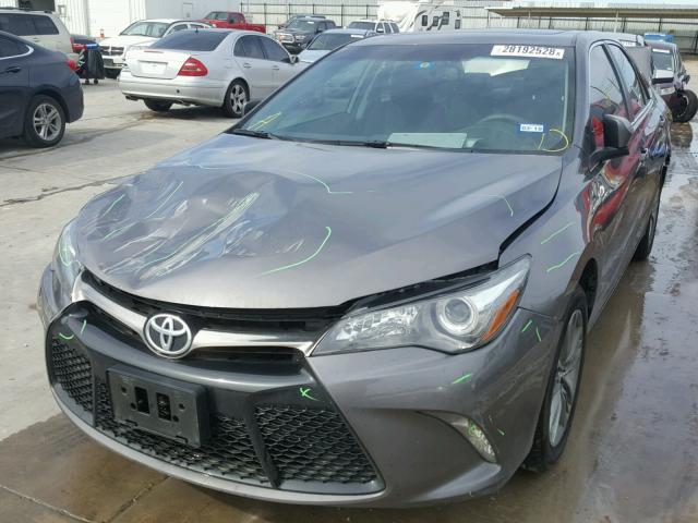 4T1BF1FK4HU389599 - 2017 TOYOTA CAMRY LE GRAY photo 2