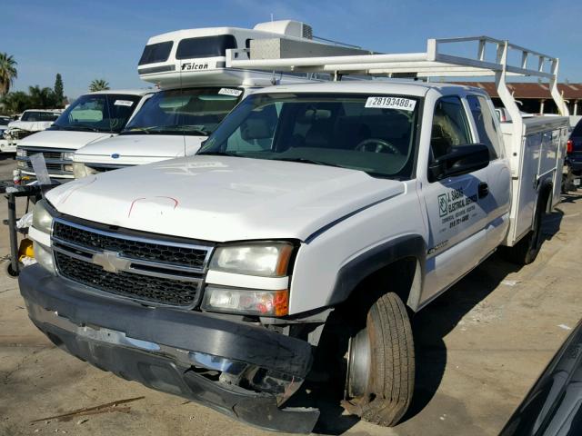 1GBHC29U36E207610 - 2006 CHEVROLET SILVERADO WHITE photo 2