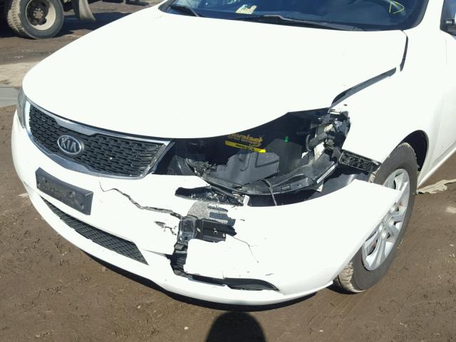 KNAFU4A2XC5545309 - 2012 KIA FORTE EX WHITE photo 9