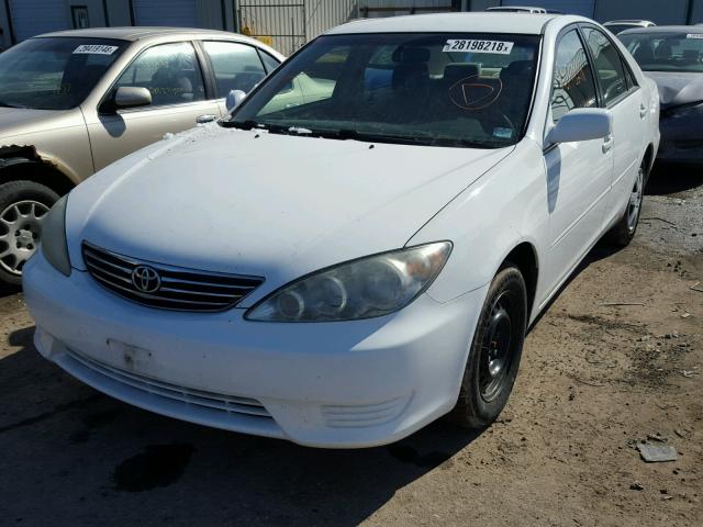 4T1BE32K65U007265 - 2005 TOYOTA CAMRY LE WHITE photo 2