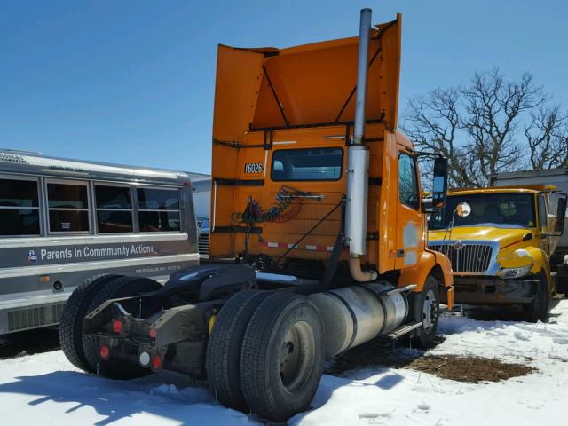 4V4M19GF36N406156 - 2006 VOLVO VN VNM YELLOW photo 4