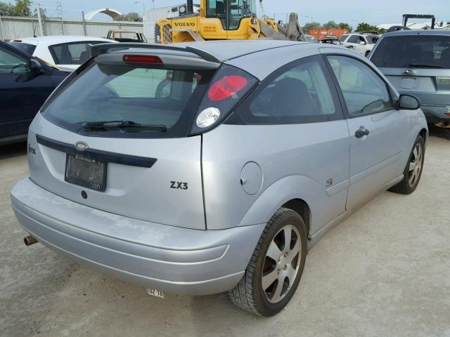 3FAFP31381R219554 - 2001 FORD FOCUS ZX3 SILVER photo 4