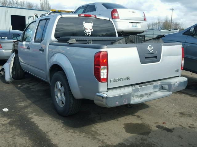 1N6AD07U76C446698 - 2006 NISSAN FRONTIER C SILVER photo 3