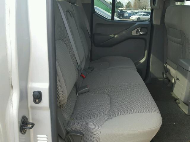 1N6AD07U76C446698 - 2006 NISSAN FRONTIER C SILVER photo 6