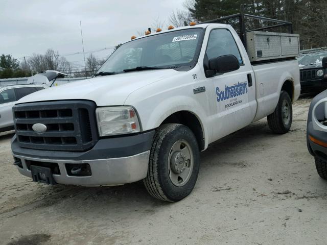 1FTNF20566ED56234 - 2006 FORD F250 SUPER WHITE photo 2