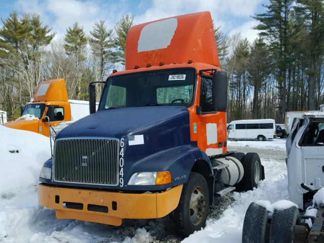 4V4M39GG82N325814 - 2002 VOLVO VN VNM ORANGE photo 2