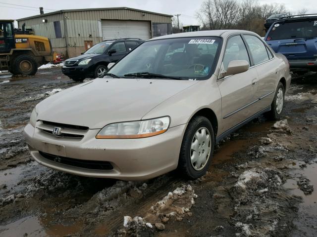 1HGCG6557YA043547 - 2000 HONDA ACCORD LX BEIGE photo 2