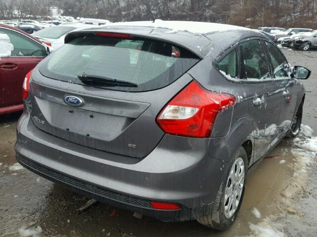 1FAHP3K29CL110889 - 2012 FORD FOCUS SE GRAY photo 4