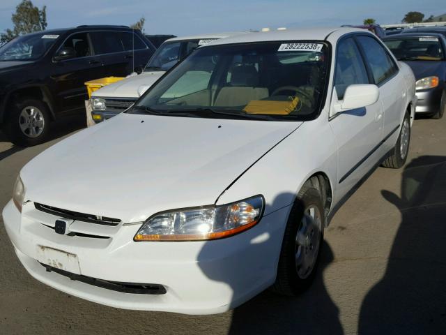 JHMCG6655YC002298 - 2000 HONDA ACCORD LX WHITE photo 2