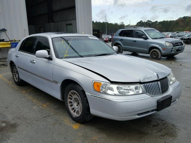 1LNHM83W61Y703672 - 2001 LINCOLN TOWN CAR C SILVER photo 1