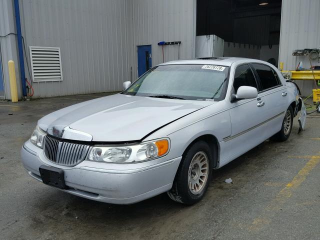 1LNHM83W61Y703672 - 2001 LINCOLN TOWN CAR C SILVER photo 2