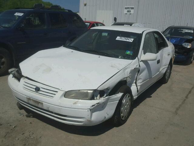 4T1BG22K4WU246240 - 1998 TOYOTA CAMRY CE WHITE photo 2