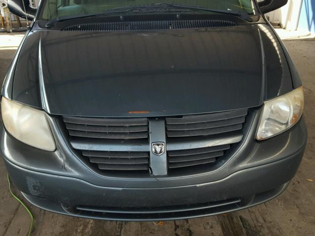 1D4GP45R25B183912 - 2005 DODGE CARAVAN SX GRAY photo 7