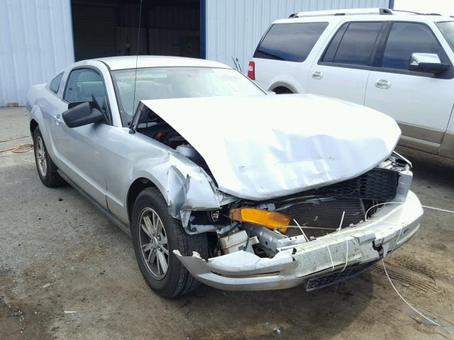 1ZVFT80N355241070 - 2005 FORD MUSTANG SILVER photo 1