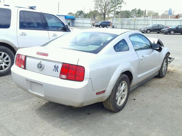 1ZVFT80N355241070 - 2005 FORD MUSTANG SILVER photo 4