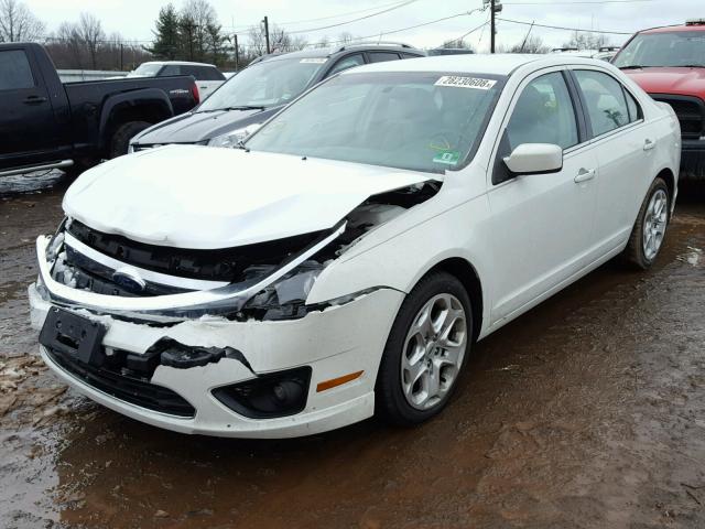 3FAHP0HA8AR372821 - 2010 FORD FUSION SE WHITE photo 2