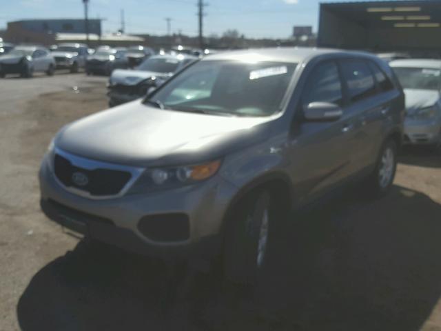 5XYKTCA68CG256535 - 2012 KIA SORENTO BA GRAY photo 2