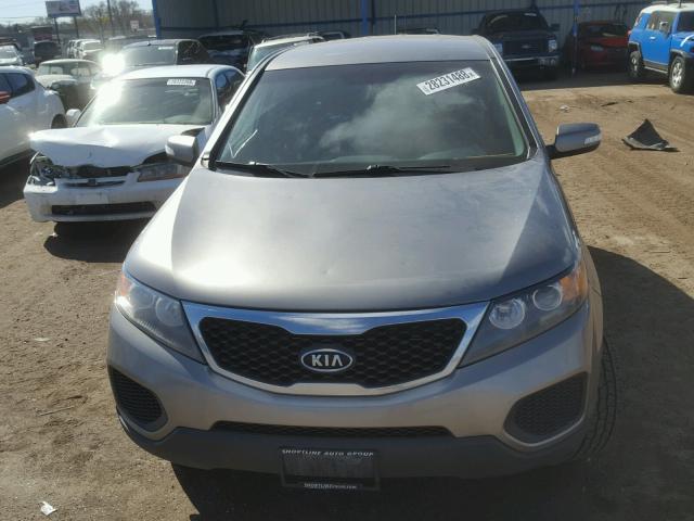 5XYKTCA68CG256535 - 2012 KIA SORENTO BA GRAY photo 9