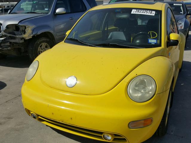 3VWCD21C02M448936 - 2002 VOLKSWAGEN NEW BEETLE YELLOW photo 2