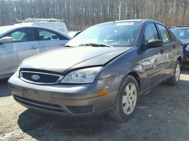 1FAFP34N66W100726 - 2006 FORD FOCUS ZX4 GRAY photo 2