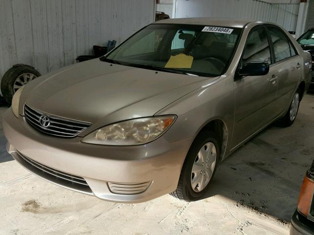 JTDBE32K253027149 - 2005 TOYOTA CAMRY LE TAN photo 2