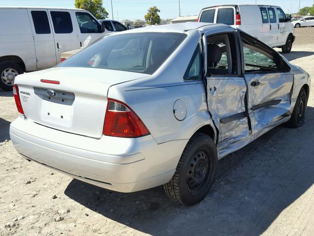 1FAFP34N87W271026 - 2007 FORD FOCUS ZX4 SILVER photo 4