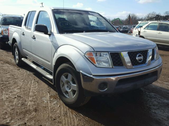 1N6AD07W35C400477 - 2005 NISSAN FRONTIER C SILVER photo 1