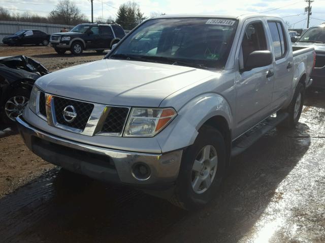 1N6AD07W35C400477 - 2005 NISSAN FRONTIER C SILVER photo 2