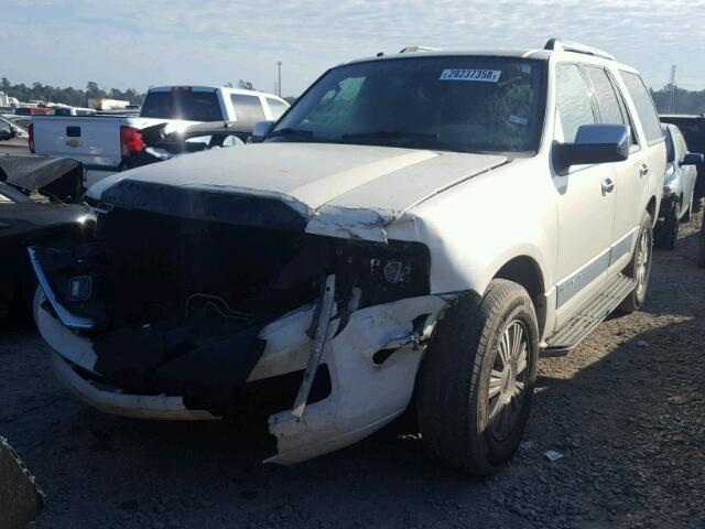 5LMFU27558LJ17197 - 2008 LINCOLN NAVIGATOR WHITE photo 2