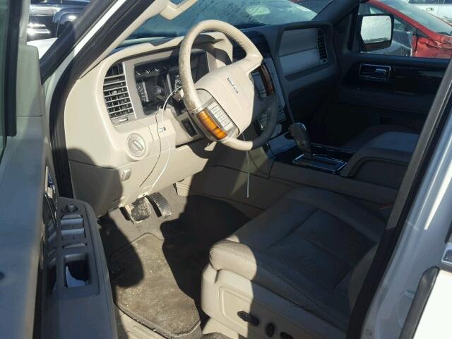 5LMFU27558LJ17197 - 2008 LINCOLN NAVIGATOR WHITE photo 9