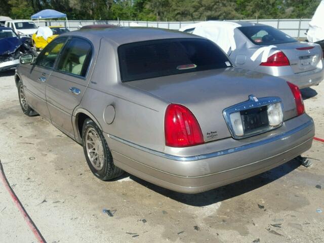 1LNHM82W0YY793820 - 2000 LINCOLN TOWN CAR S GOLD photo 3