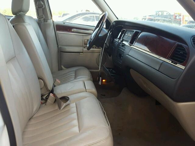 1LNHM82W93Y639597 - 2003 LINCOLN TOWN CAR WHITE photo 5