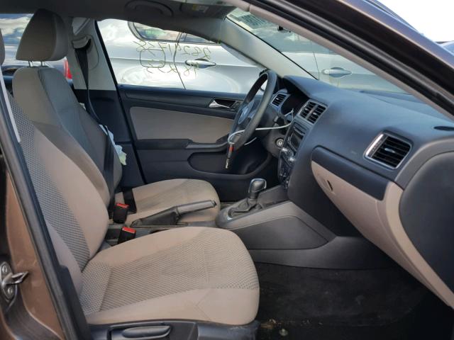 3VW2K7AJXCM310612 - 2012 VOLKSWAGEN JETTA BASE 棕色 照片 5