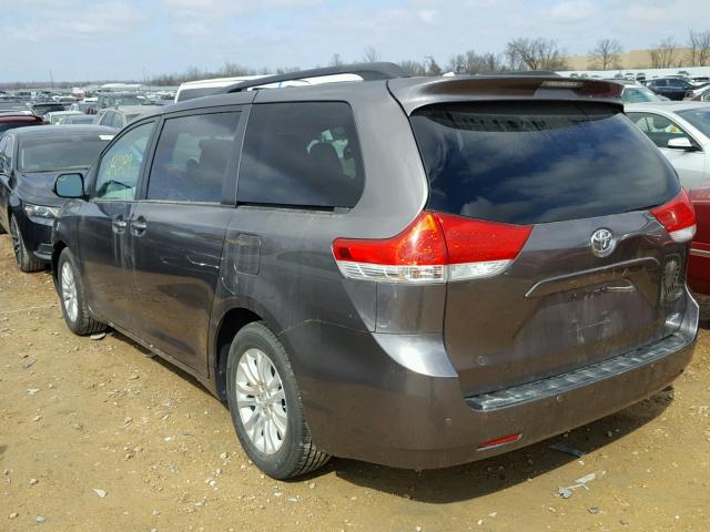 5TDYK3DC5DS330965 - 2013 TOYOTA SIENNA XLE GRAY photo 3