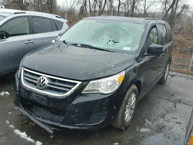 2C4RVABGXCR391032 - 2012 VOLKSWAGEN ROUTAN SE BLACK photo 2