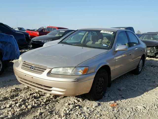 JT2BG22K7X0283014 - 1999 TOYOTA CAMRY LE GOLD photo 2