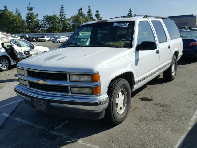 3GNEC16R1TG162090 - 1996 CHEVROLET SUBURBAN C WHITE photo 2