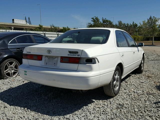 4T1BG22KXWU206549 - 1998 TOYOTA CAMRY CE WHITE photo 4