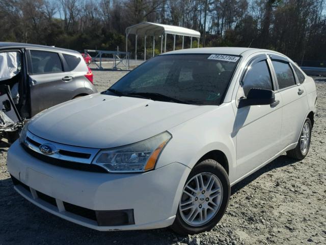 1FAHP35N69W236382 - 2009 FORD FOCUS SE WHITE photo 2