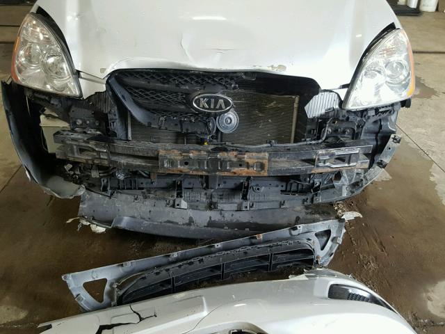 KNAFG525277095915 - 2007 KIA RONDO BASE SILVER photo 9