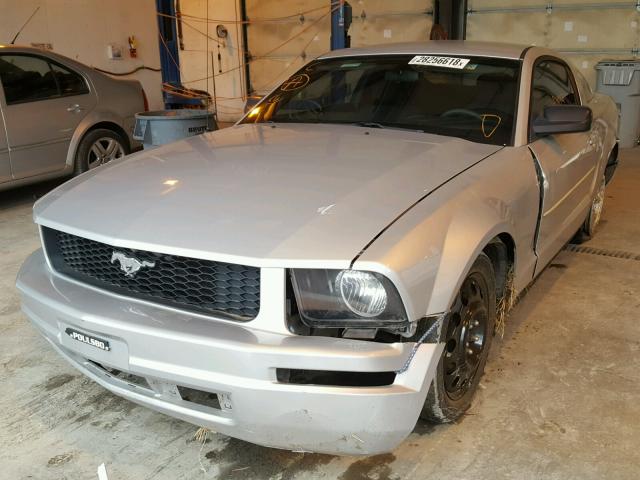 1ZVFT80N075365428 - 2007 FORD MUSTANG SILVER photo 2
