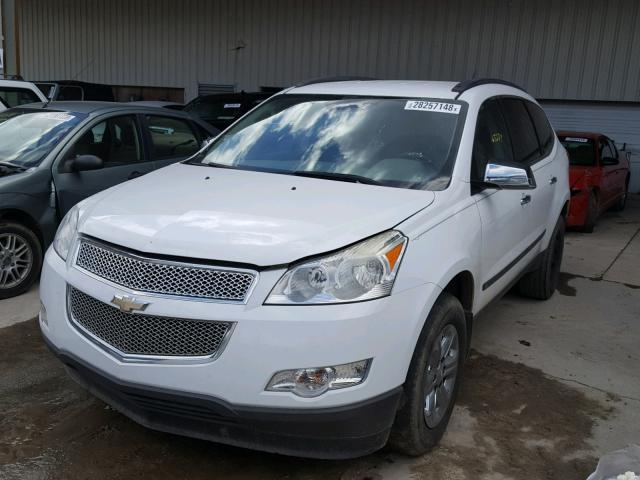 1GNLREED0AS138257 - 2010 CHEVROLET TRAVERSE L WHITE photo 2