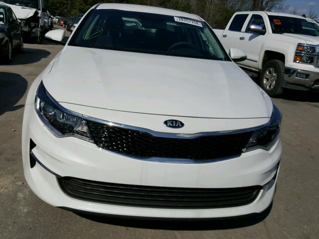 5XXGT4L39HG124040 - 2017 KIA OPTIMA LX WHITE photo 9