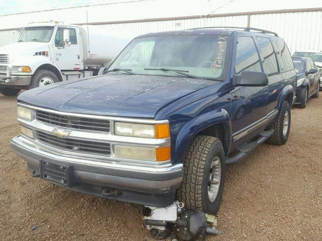 1GNEK13R6YR122098 - 2000 CHEVROLET TAHOE K150 BLUE photo 2