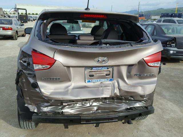 KM8JT3AB2CU338862 - 2012 HYUNDAI TUCSON GL BROWN photo 9