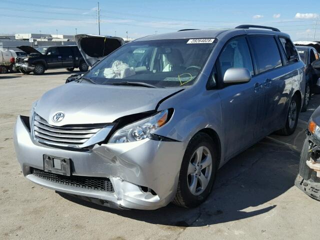 5TDKK3DC6FS585942 - 2015 TOYOTA SIENNA LE GRAY photo 2